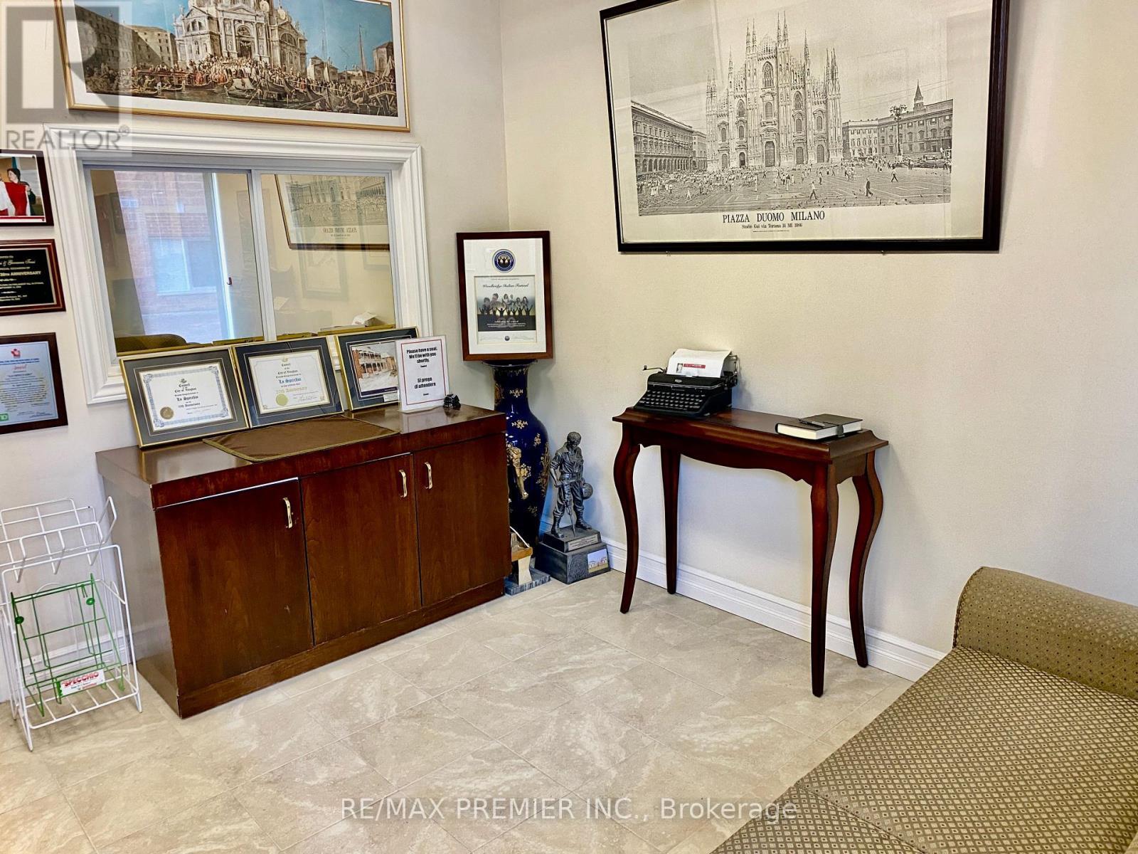 Au 8 & 9 - 140 Woodbridge Avenue, Vaughan, ON