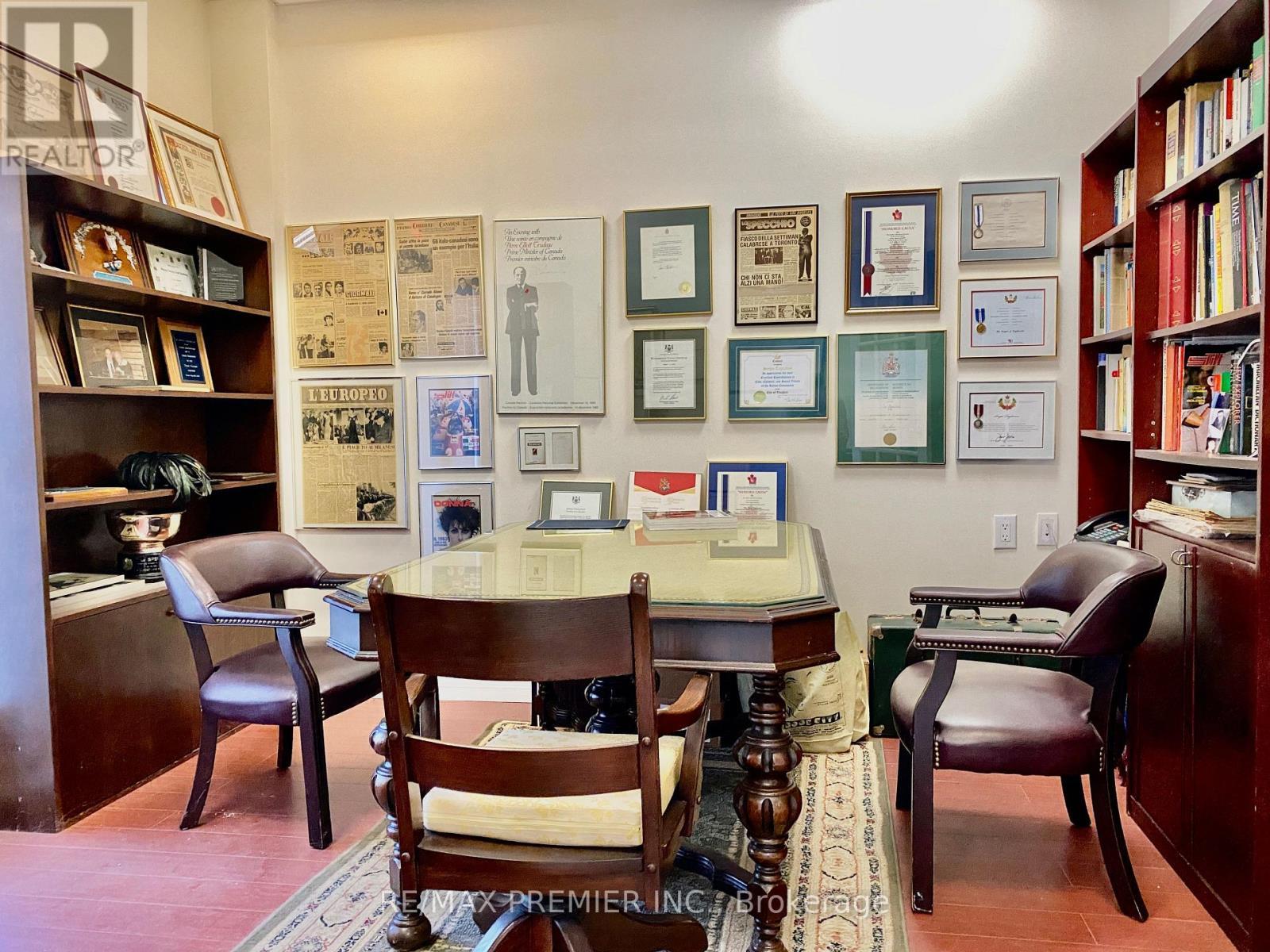 Au 8 & 9 - 140 Woodbridge Avenue, Vaughan, ON