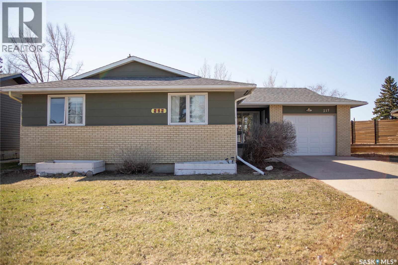 217 10Th Avenue W, Kindersley, SK - Outdoor