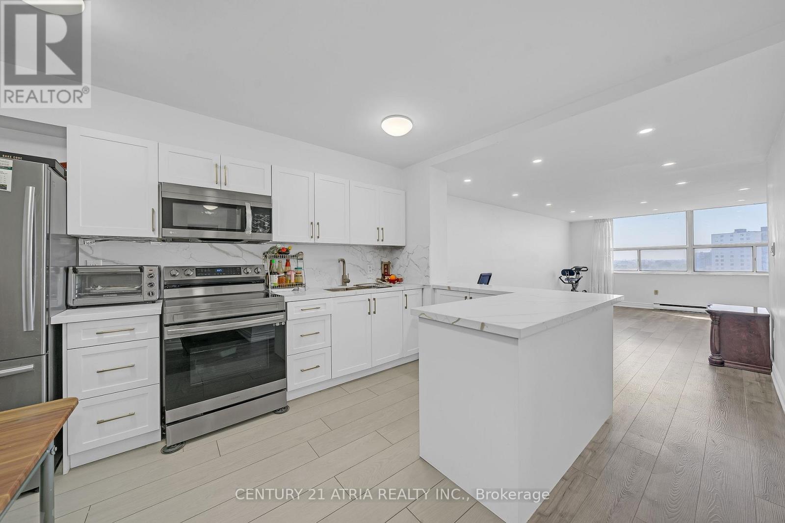 1102 - 10 Tobermory Drive, Toronto, ON - Indoor Photo Showing Kitchen