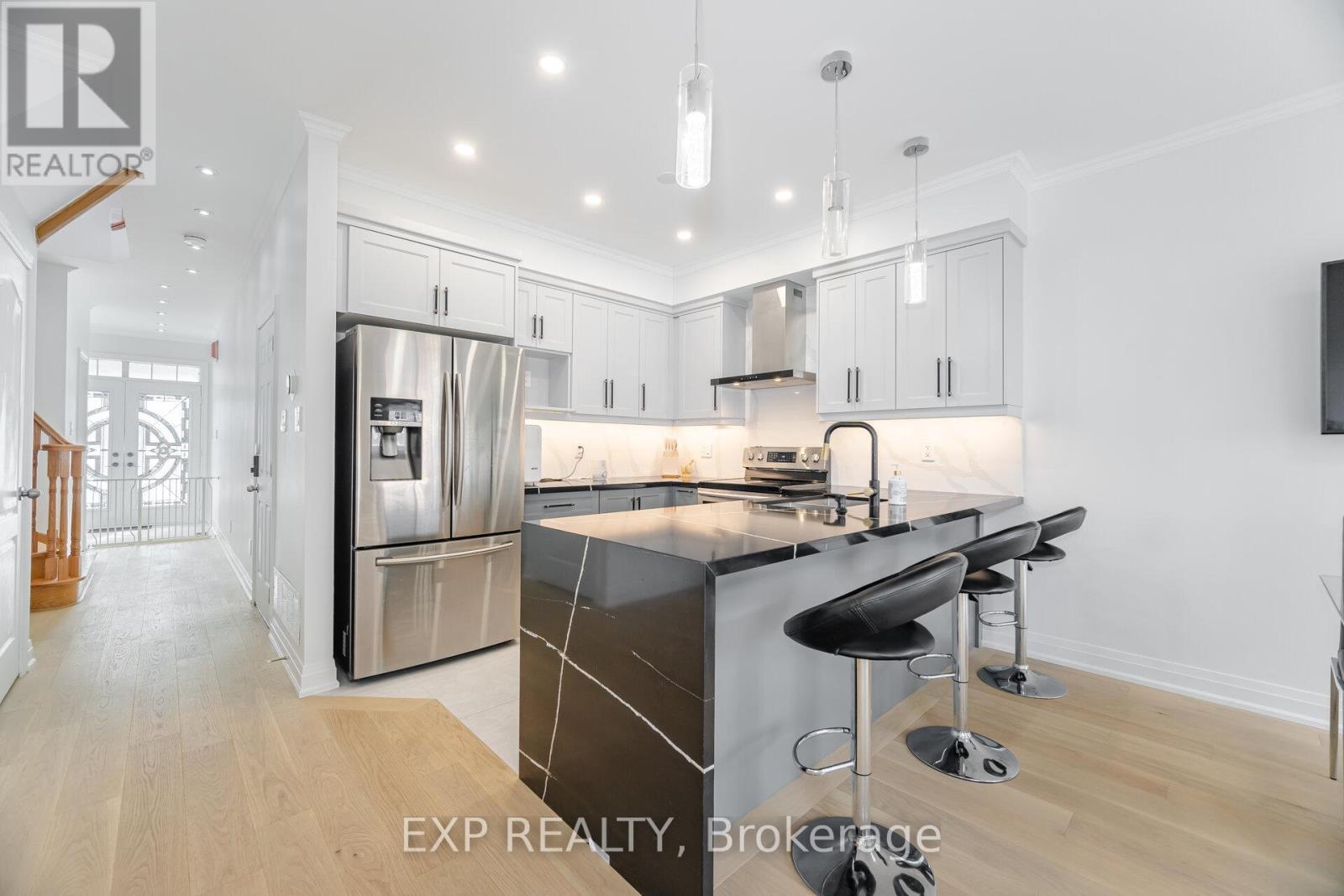 32 Arco Circle, Vaughan, ON - Indoor Photo Showing Kitchen With Stainless Steel Kitchen With Upgraded Kitchen