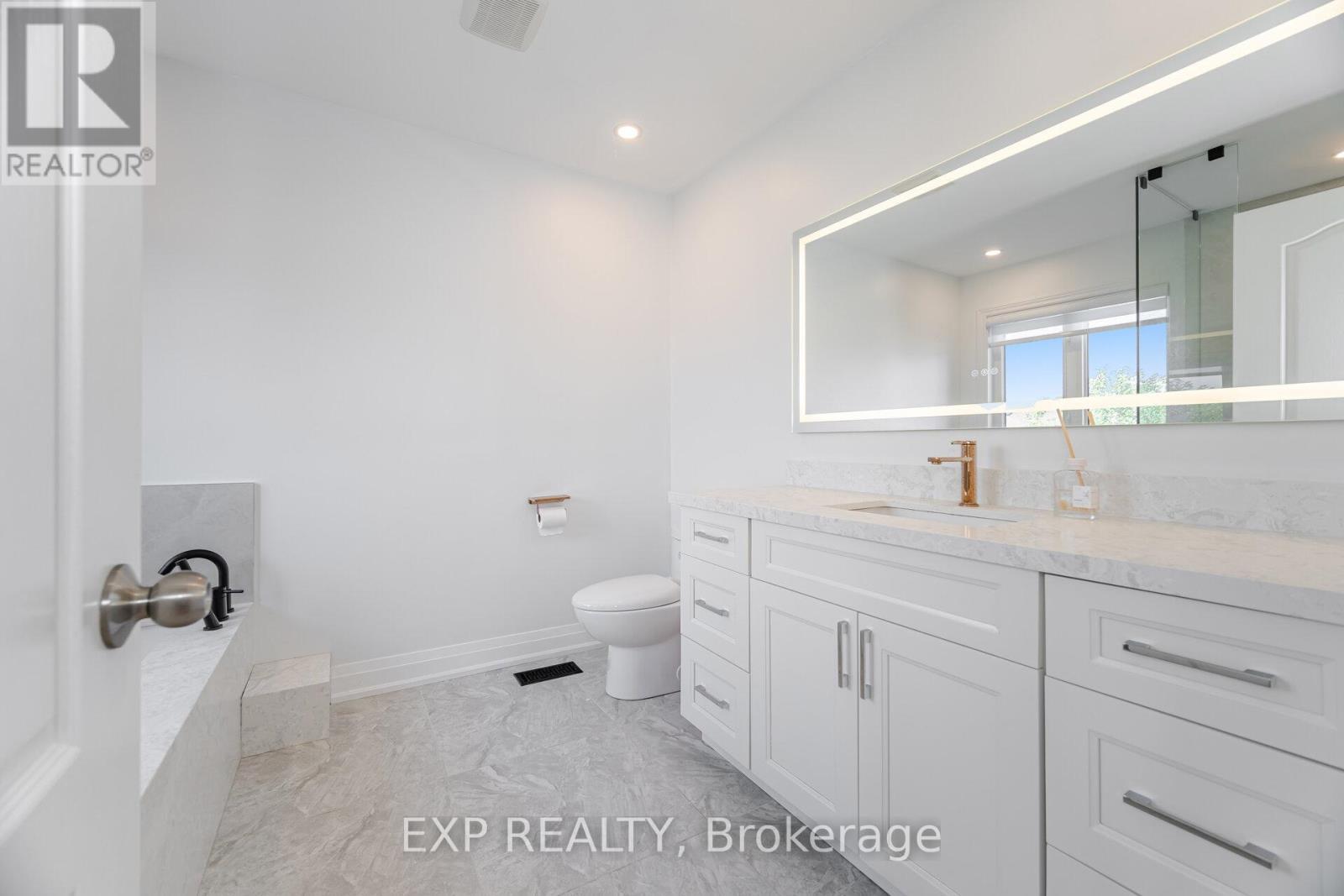 32 Arco Circle, Vaughan, ON - Indoor Photo Showing Bathroom