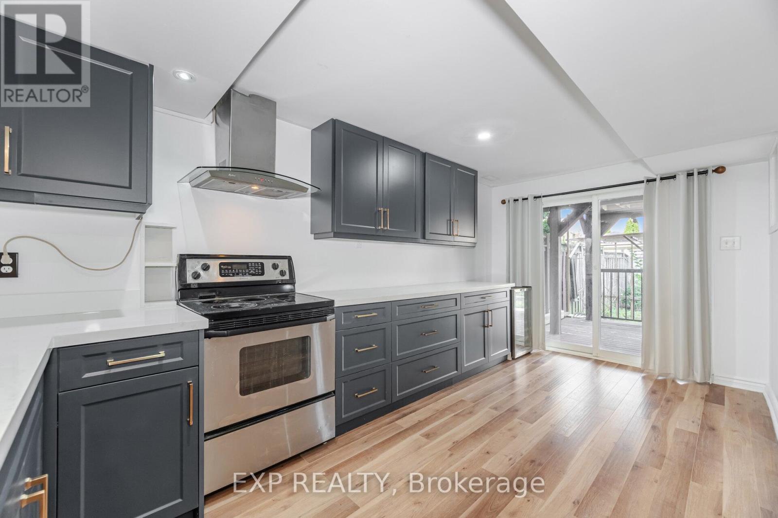 32 Arco Circle, Vaughan, ON - Indoor Photo Showing Kitchen