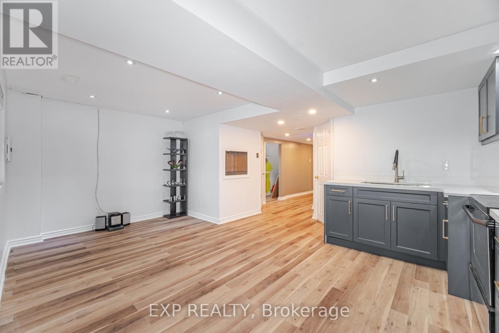 32 Arco Circle, Vaughan, ON - Indoor Photo Showing Kitchen