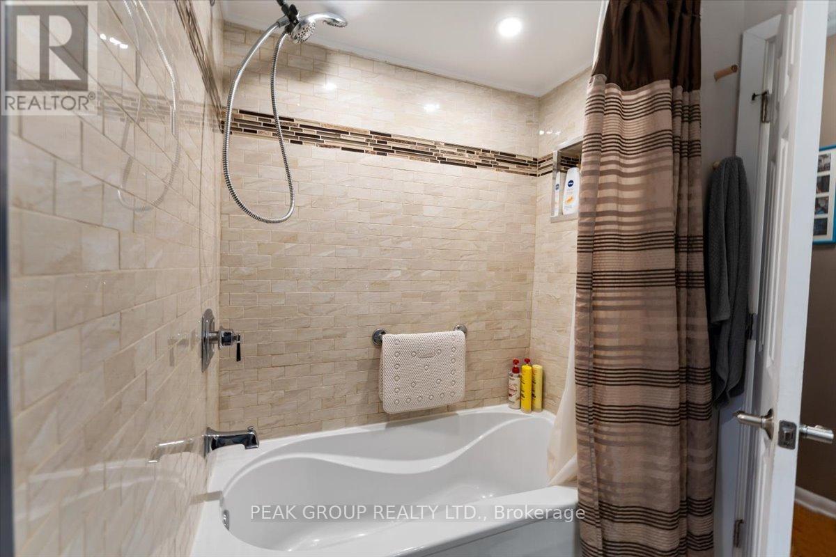 18 Karen Crescent, Welland (Prince Charles), ON - Indoor Photo Showing Bathroom