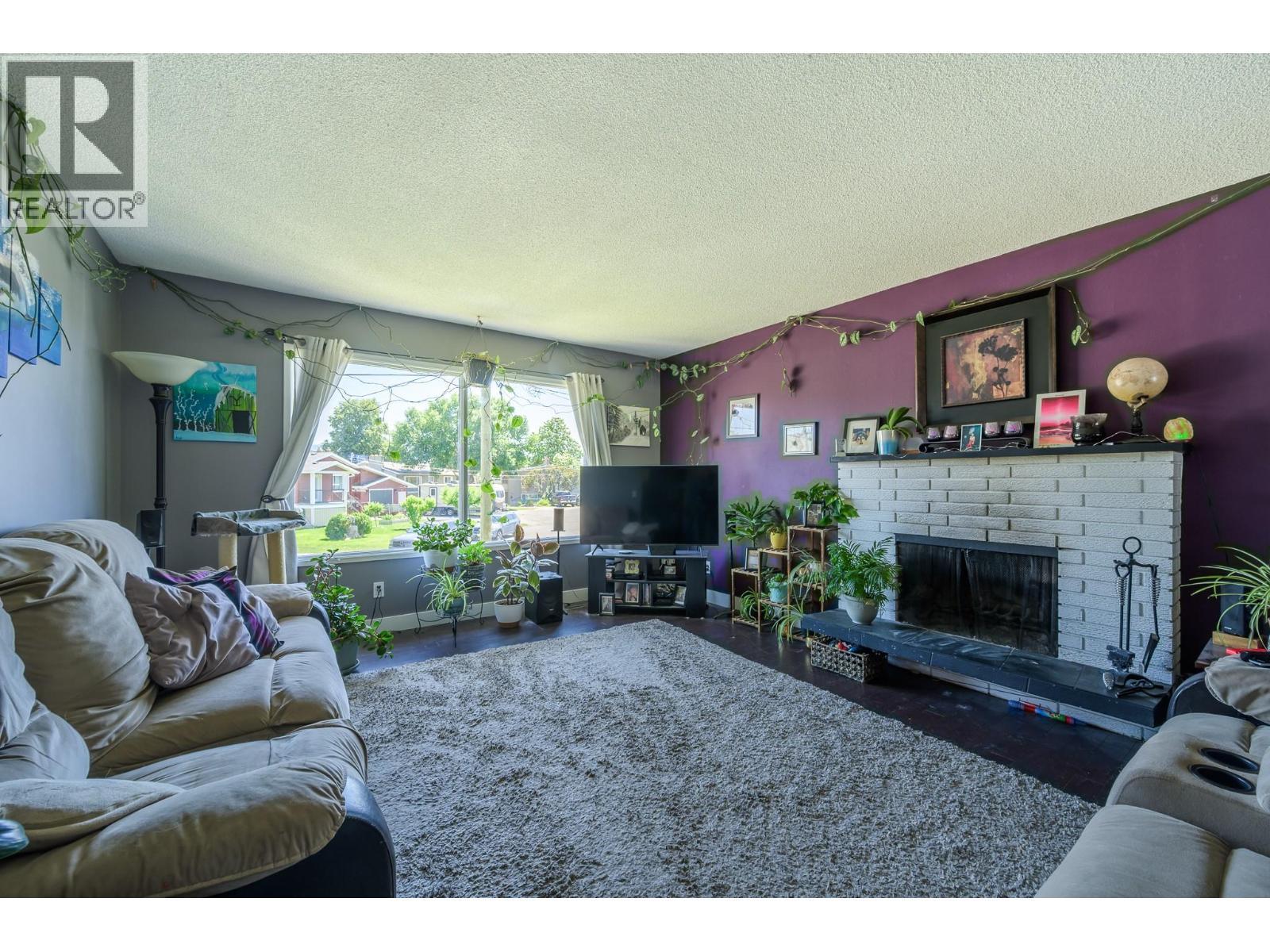 531 Baywood Crescent, Kamloops, BC - Indoor Photo Showing Living Room With Fireplace