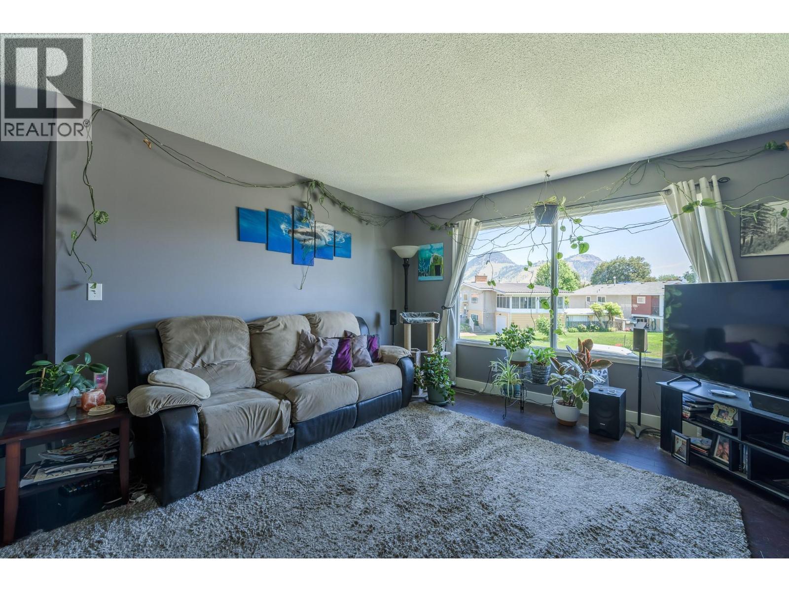 531 Baywood Crescent, Kamloops, BC - Indoor Photo Showing Living Room