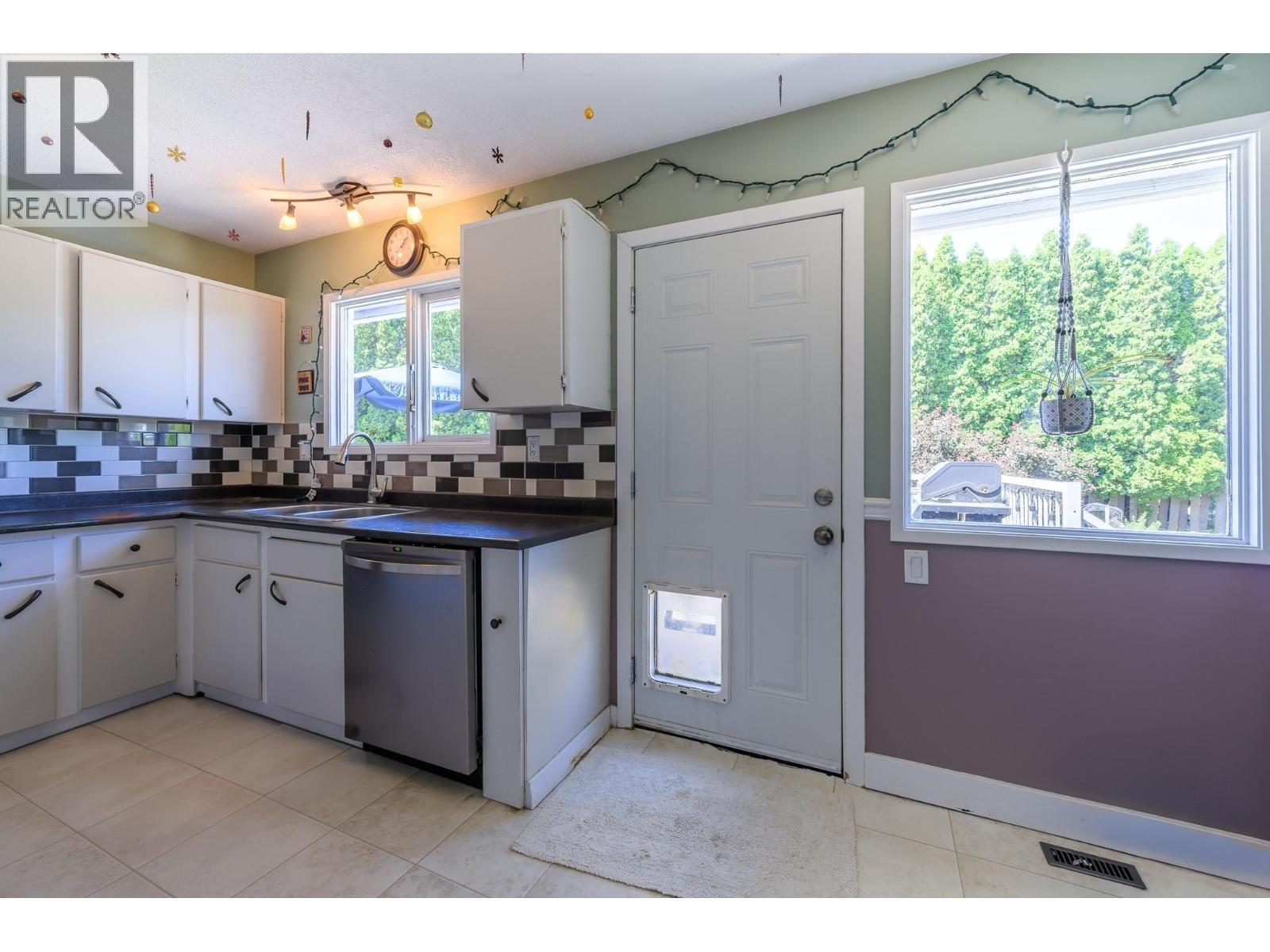 531 Baywood Crescent, Kamloops, BC - Indoor Photo Showing Kitchen With Double Sink