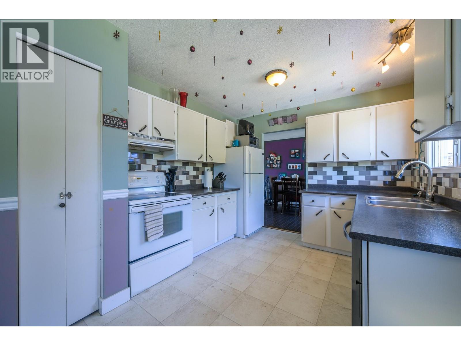 531 Baywood Crescent, Kamloops, BC - Indoor Photo Showing Kitchen With Double Sink