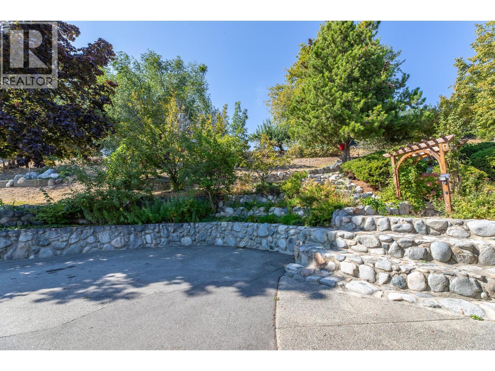 6318 Faircrest Street, Summerland, BC - Outdoor