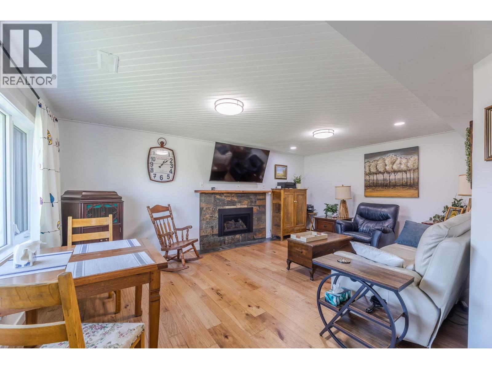6318 Faircrest Street, Summerland, BC - Indoor Photo Showing Living Room With Fireplace