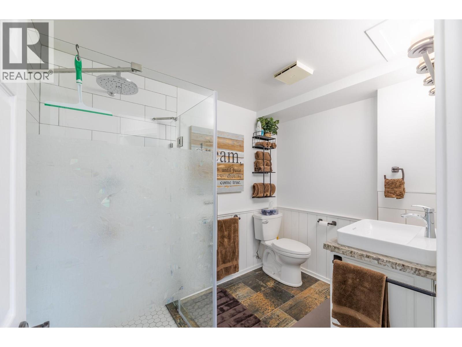 6318 Faircrest Street, Summerland, BC - Indoor Photo Showing Bathroom