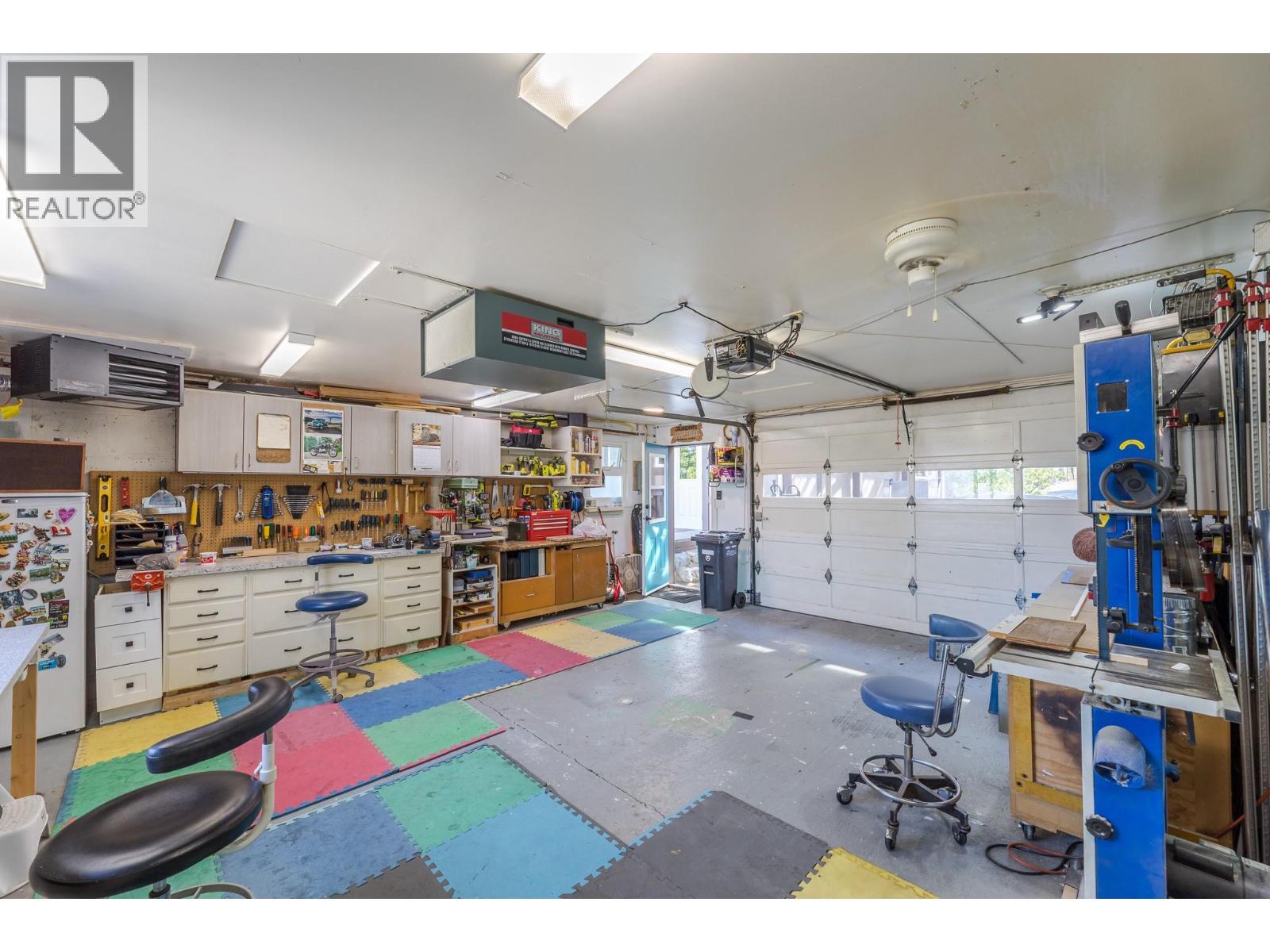 6318 Faircrest Street, Summerland, BC - Indoor Photo Showing Garage