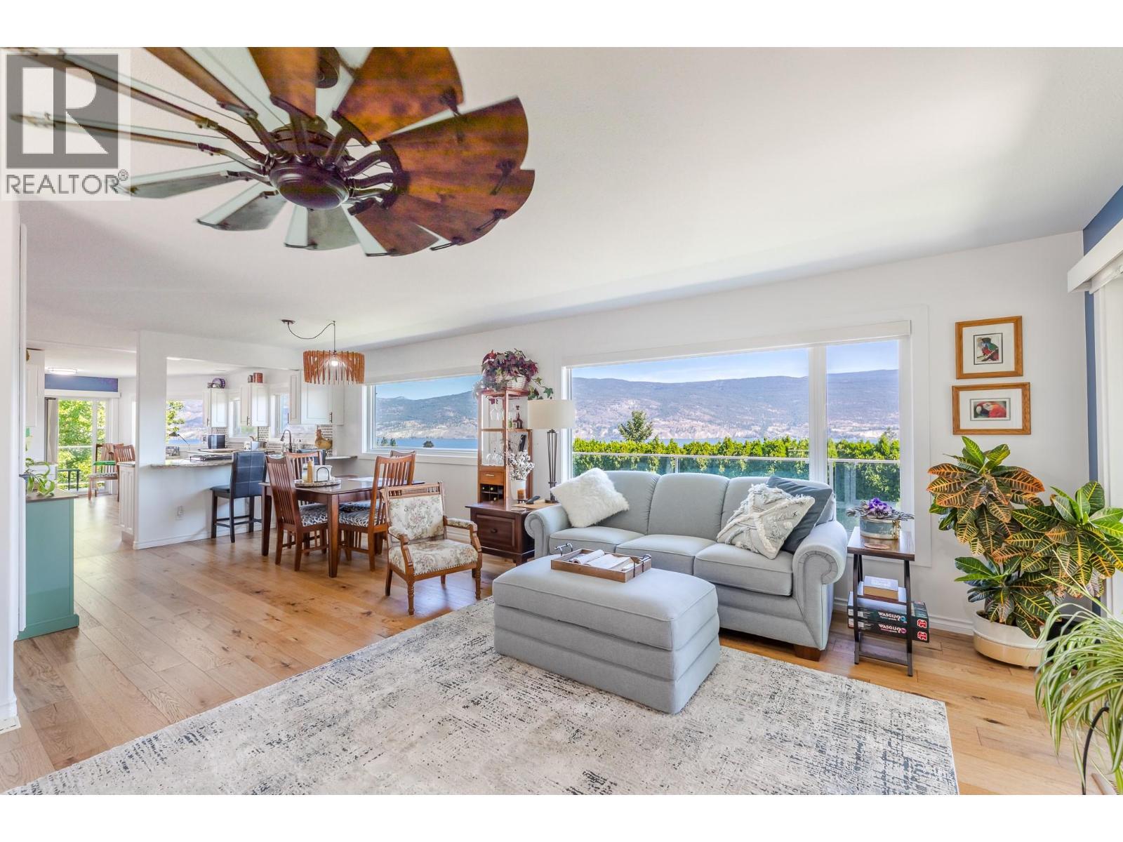 6318 Faircrest Street, Summerland, BC - Indoor Photo Showing Living Room