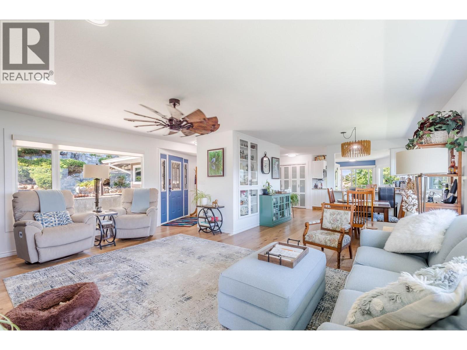 6318 Faircrest Street, Summerland, BC - Indoor Photo Showing Living Room