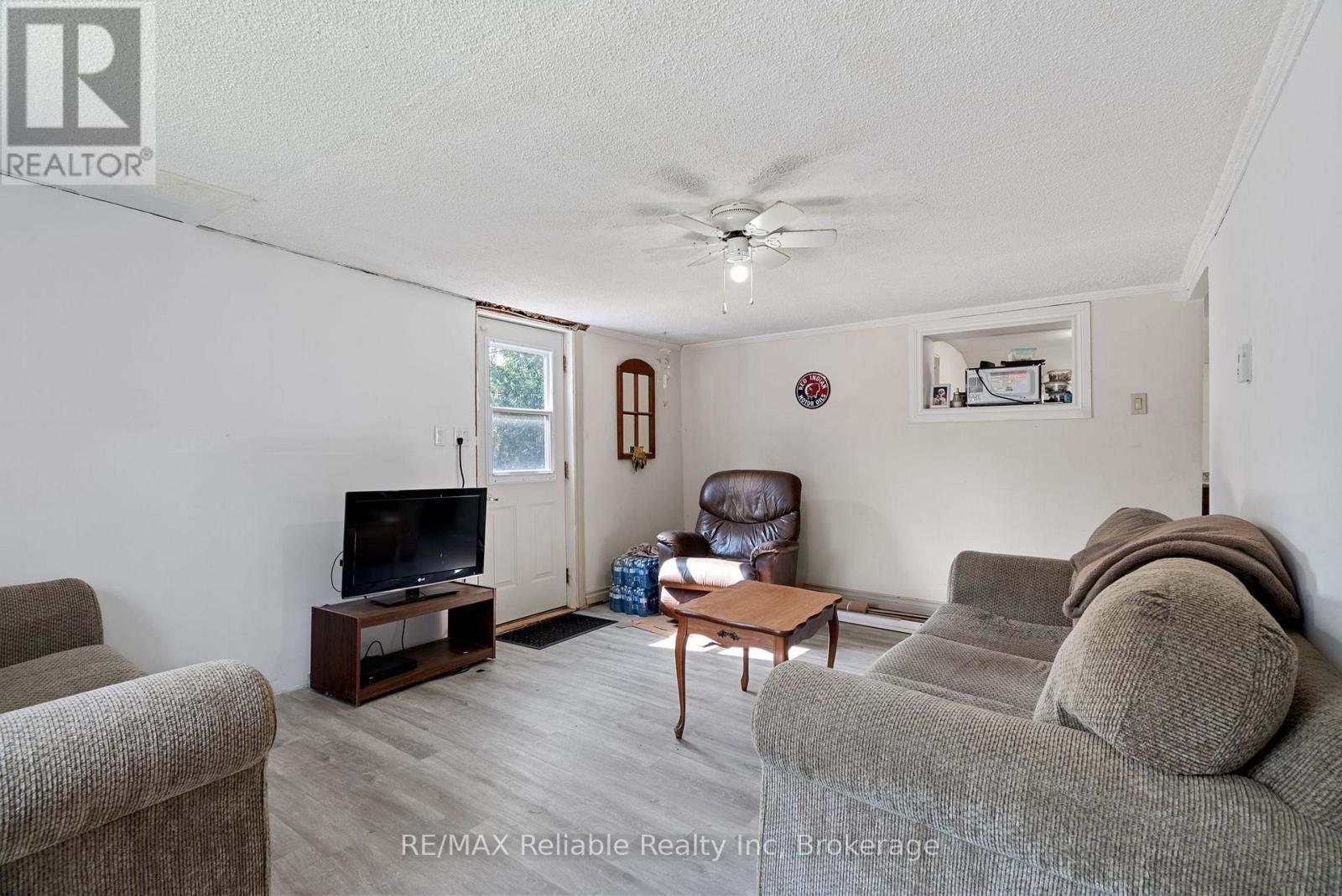 332 James Street, Central Huron (Clinton), ON - Indoor Photo Showing Living Room