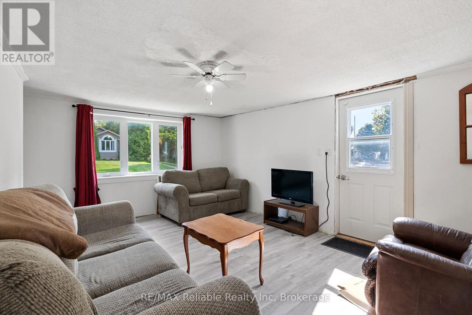 332 James Street, Central Huron (Clinton), ON - Indoor Photo Showing Living Room