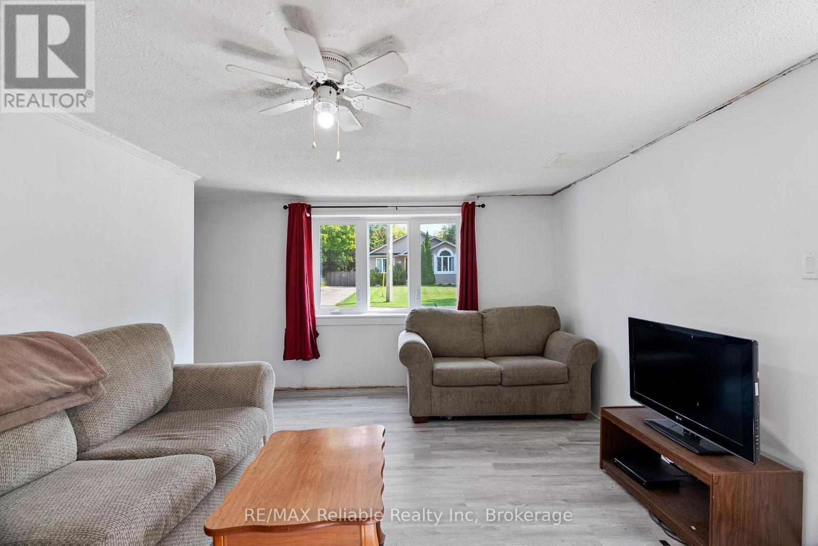 332 James Street, Central Huron (Clinton), ON - Indoor Photo Showing Living Room