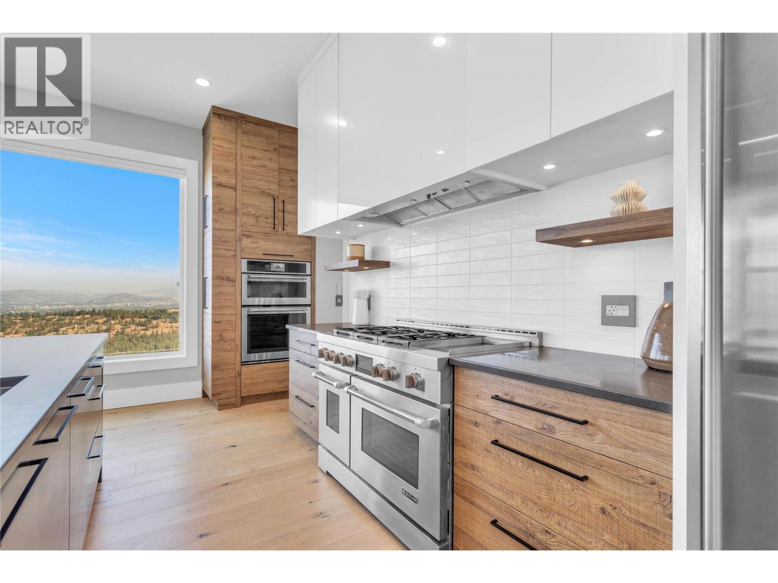 1050 Ledgeview Court, Kelowna, BC - Indoor Photo Showing Kitchen With Upgraded Kitchen