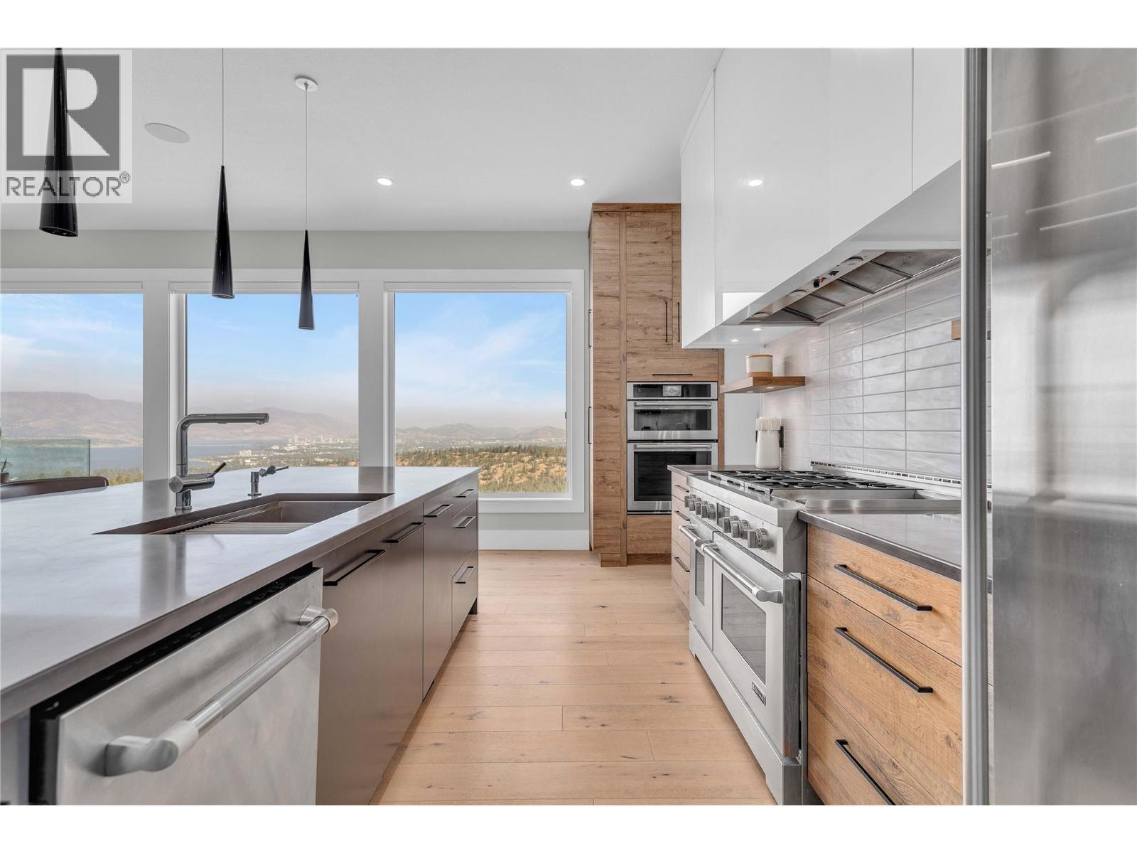 1050 Ledgeview Court, Kelowna, BC - Indoor Photo Showing Kitchen With Double Sink With Upgraded Kitchen