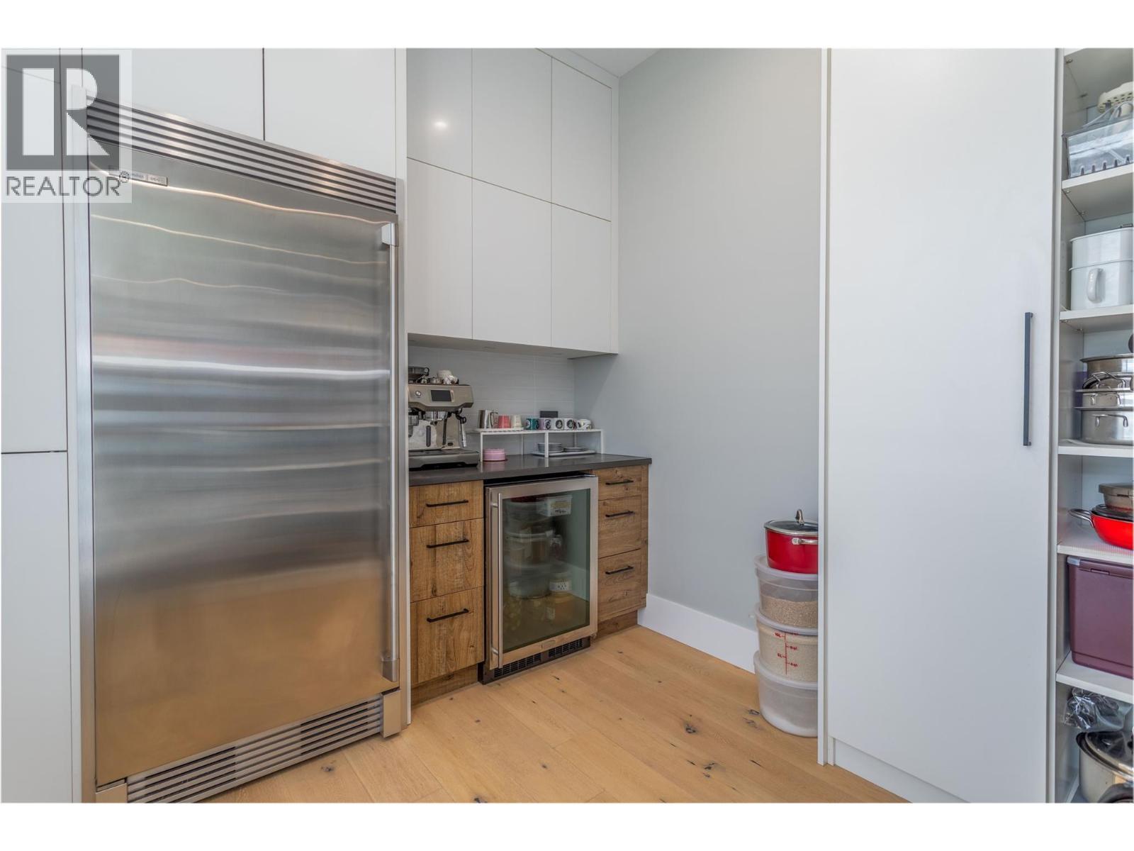 1050 Ledgeview Court, Kelowna, BC - Indoor Photo Showing Kitchen