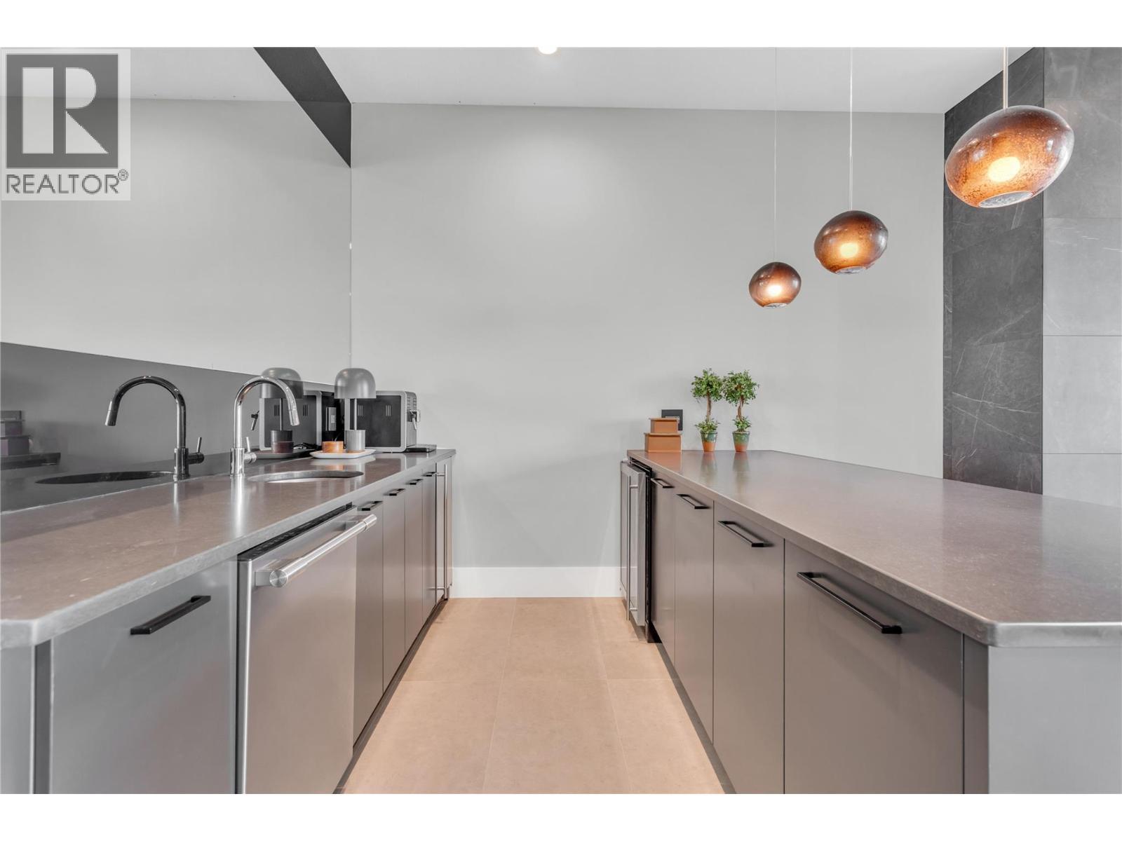 1050 Ledgeview Court, Kelowna, BC - Indoor Photo Showing Kitchen