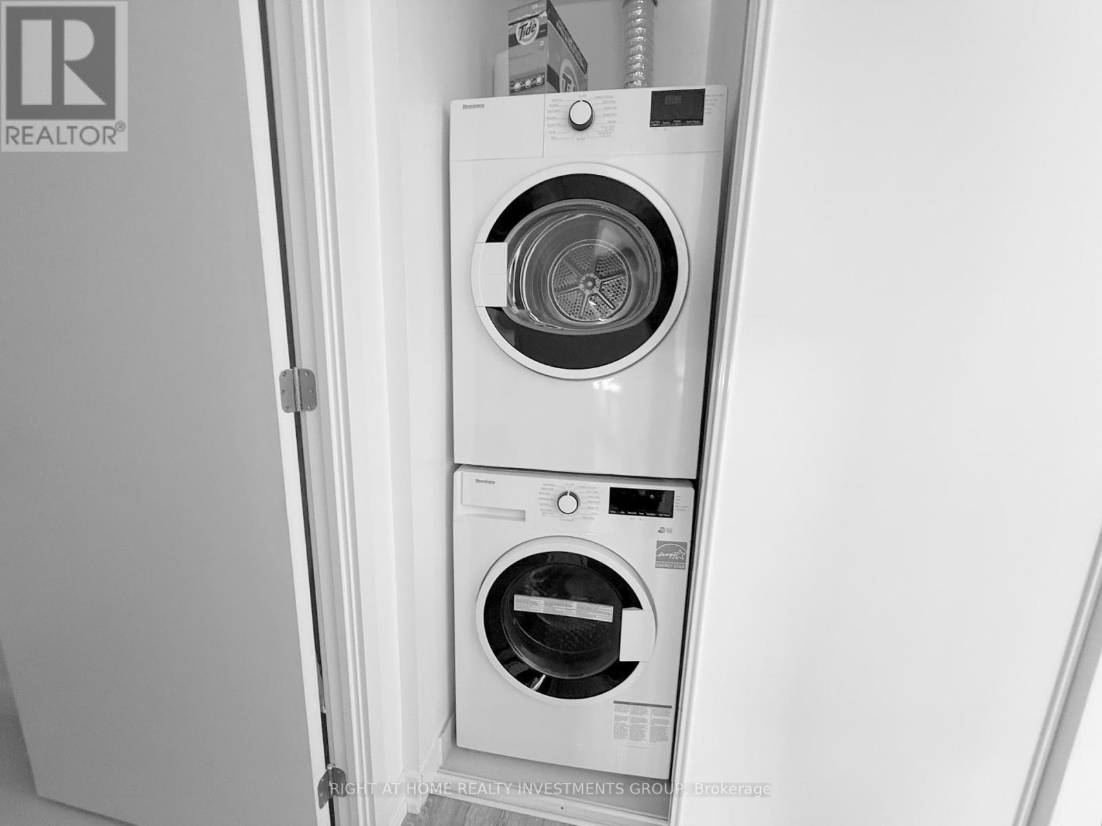 1212 - 3100 Keele Street, Toronto, ON - Indoor Photo Showing Laundry Room