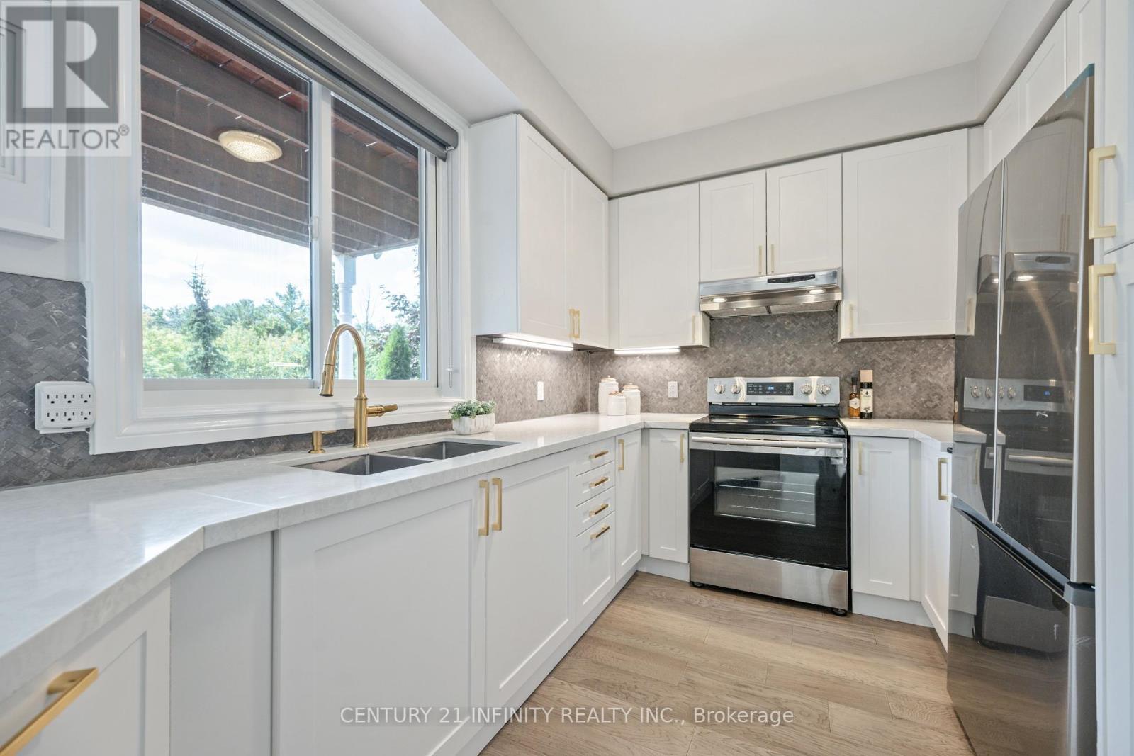 973 Mountview Court, Oshawa (Pinecrest), ON - Indoor Photo Showing Kitchen With Double Sink With Upgraded Kitchen