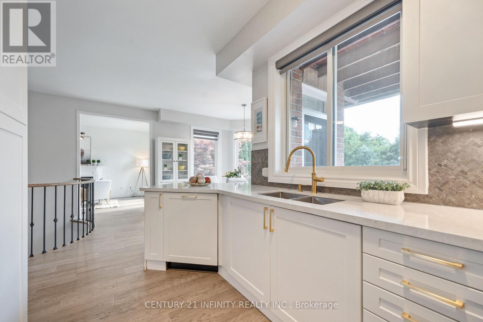 973 Mountview Court, Oshawa (Pinecrest), ON - Indoor Photo Showing Kitchen With Double Sink