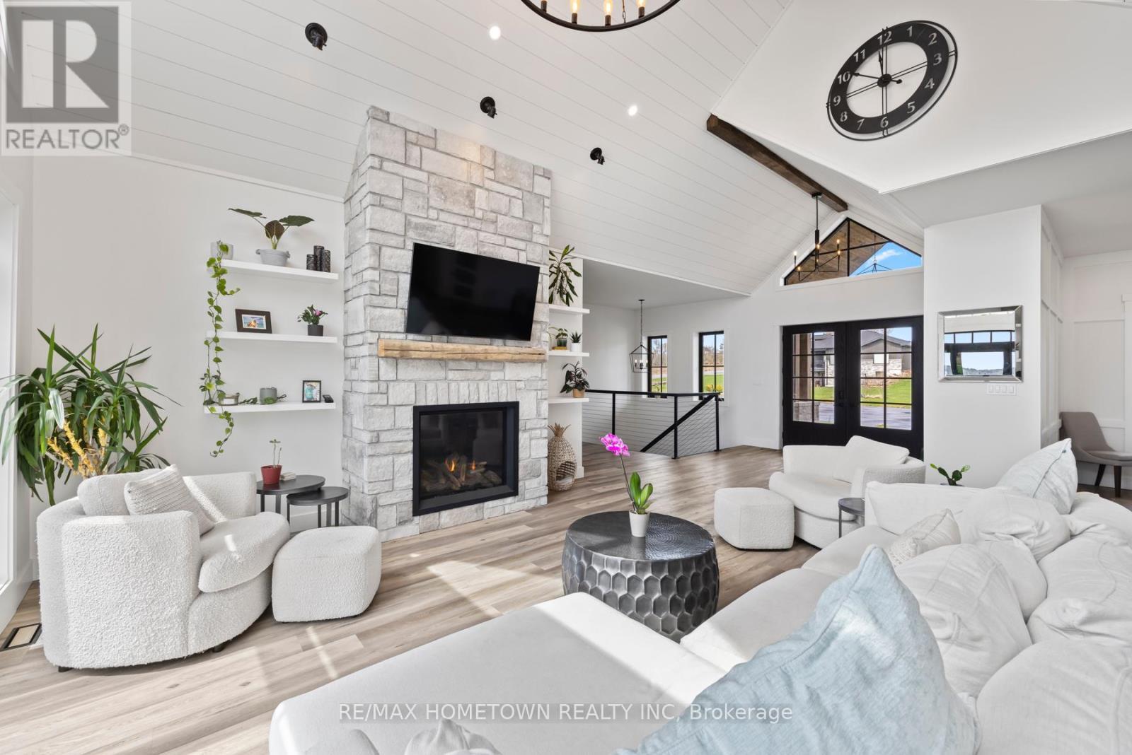 5 Shoreside Way, Augusta, ON - Indoor Photo Showing Living Room With Fireplace