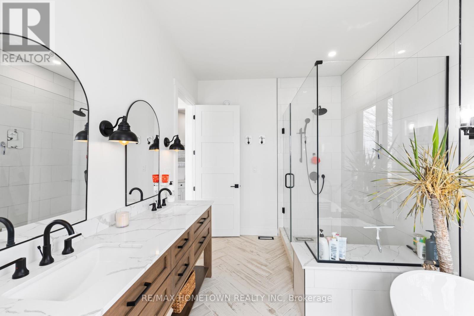 5 Shoreside Way, Augusta, ON - Indoor Photo Showing Bathroom