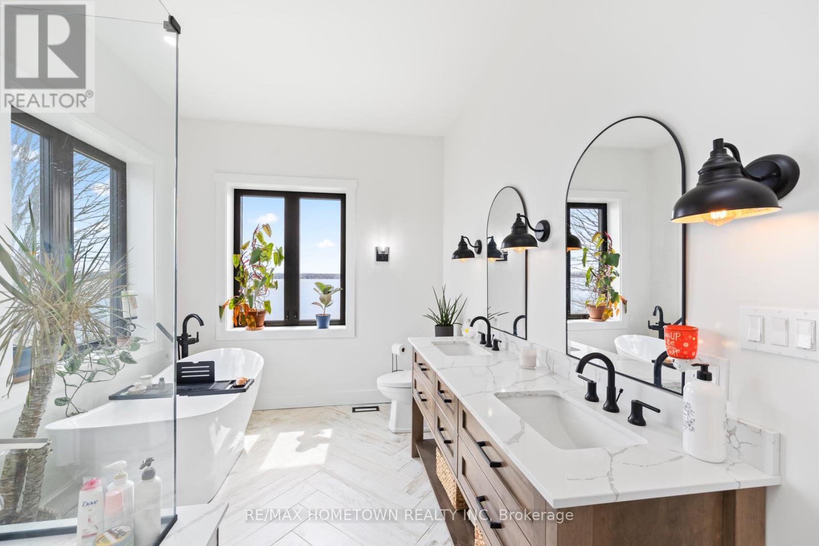 5 Shoreside Way, Augusta, ON - Indoor Photo Showing Bathroom