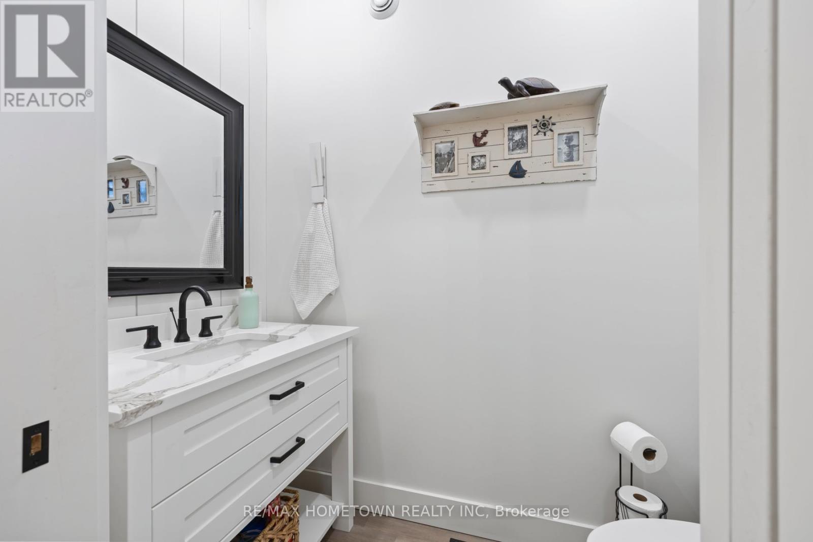 5 Shoreside Way, Augusta, ON - Indoor Photo Showing Bathroom