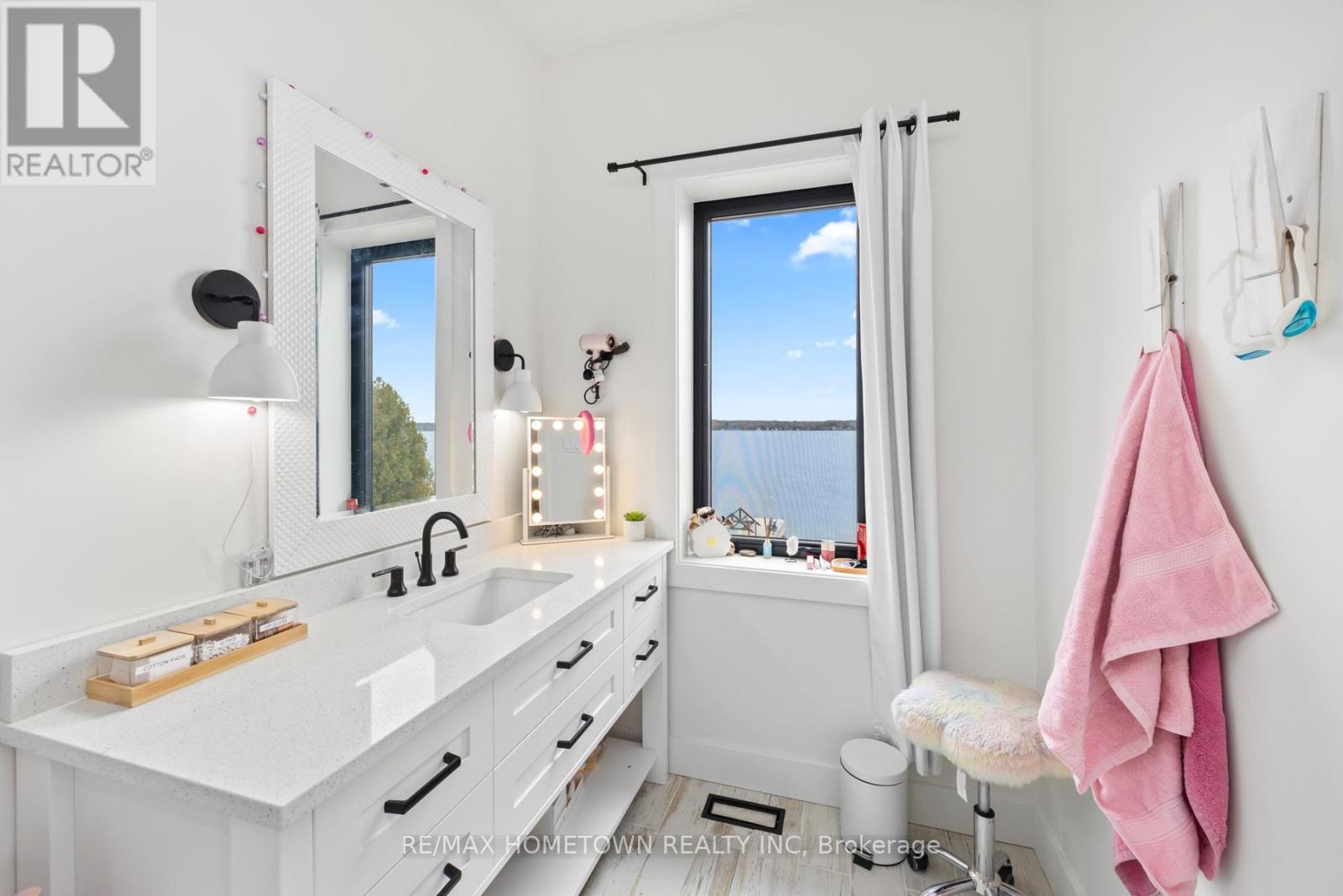 5 Shoreside Way, Augusta, ON - Indoor Photo Showing Bathroom