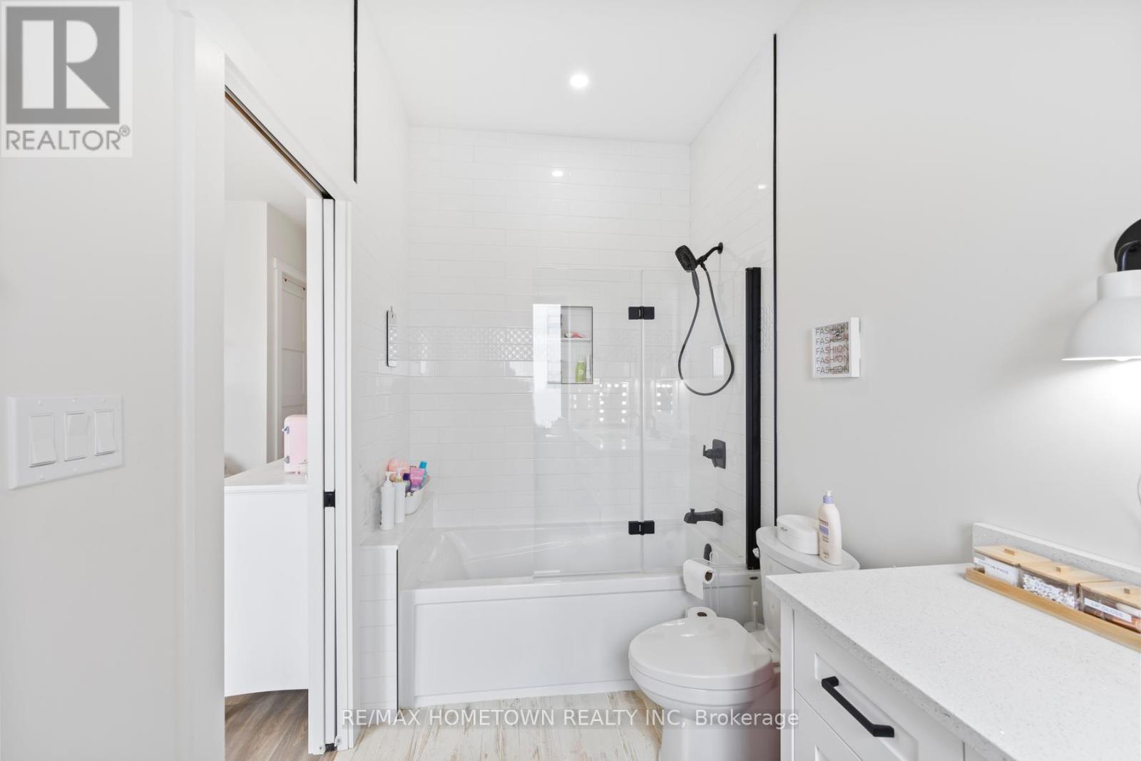 5 Shoreside Way, Augusta, ON - Indoor Photo Showing Bathroom