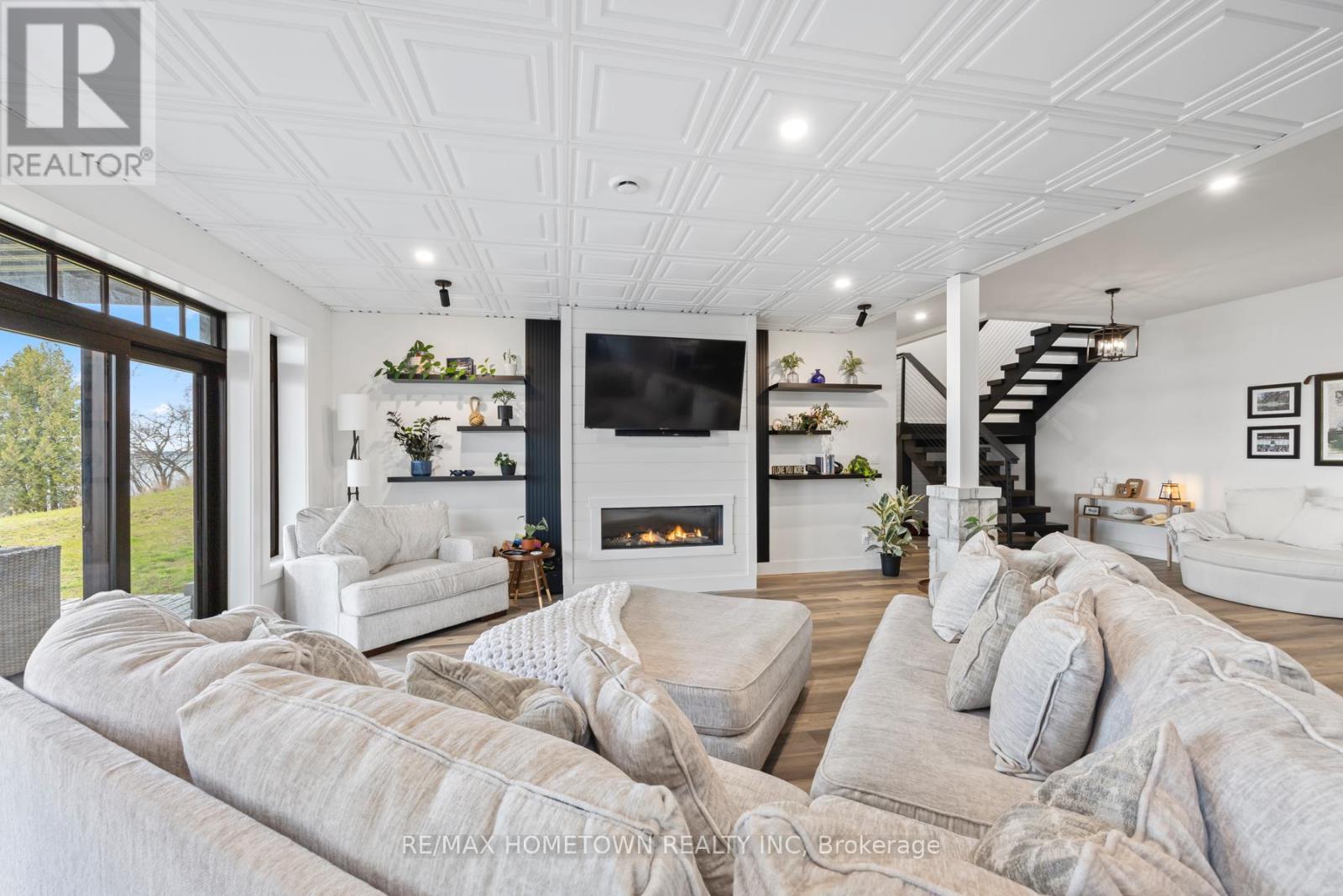 5 Shoreside Way, Augusta, ON - Indoor Photo Showing Living Room With Fireplace
