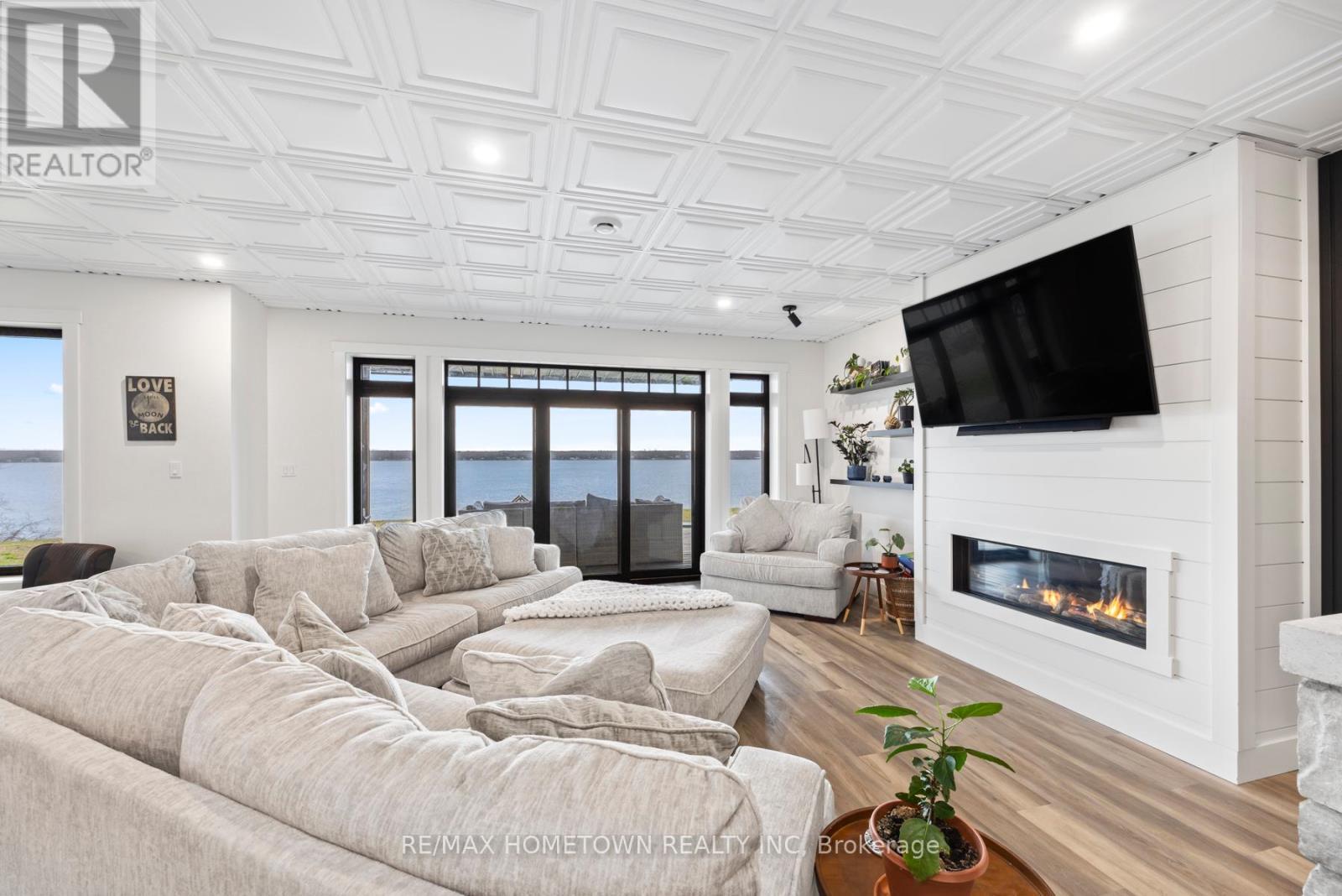 5 Shoreside Way, Augusta, ON - Indoor Photo Showing Living Room With Fireplace