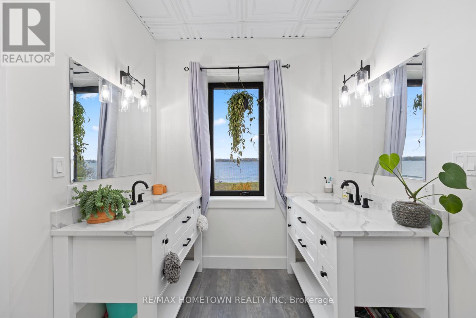 5 Shoreside Way, Augusta, ON - Indoor Photo Showing Bathroom