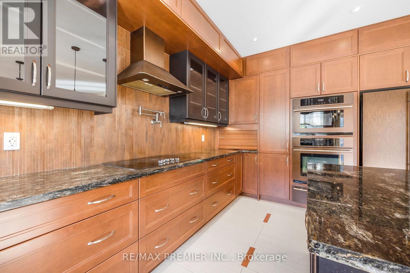 76 Orleans Circle, Vaughan, ON - Indoor Photo Showing Kitchen