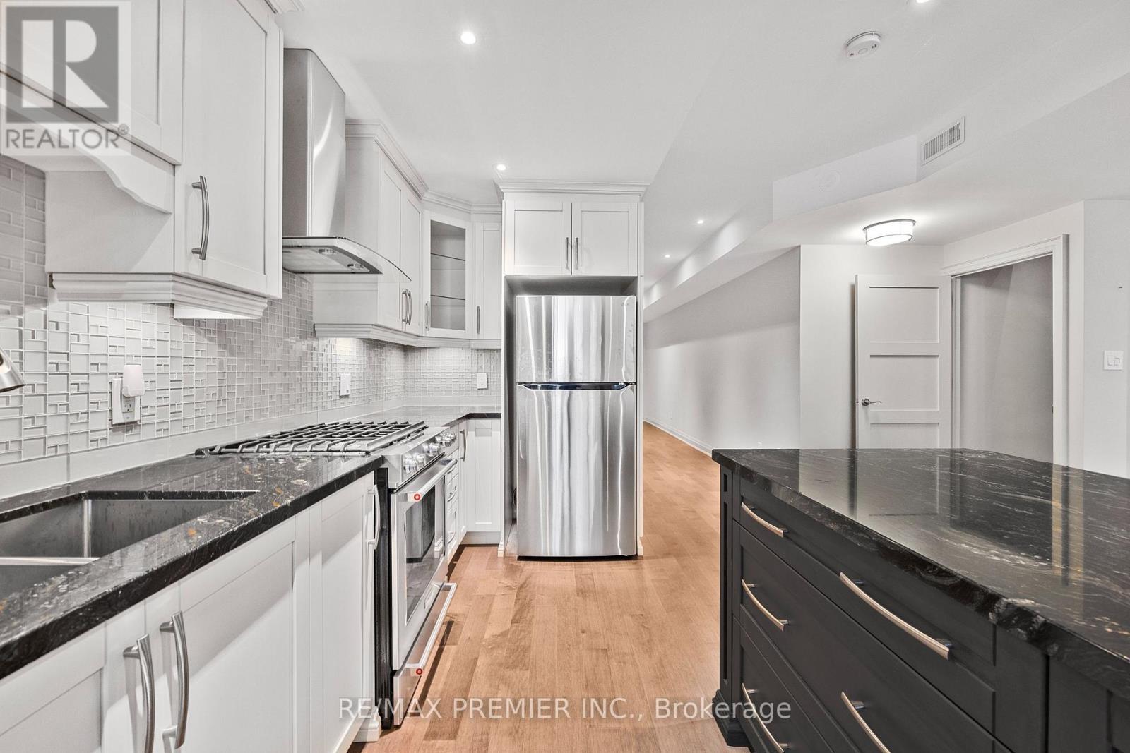 76 Orleans Circle, Vaughan, ON - Indoor Photo Showing Kitchen With Upgraded Kitchen