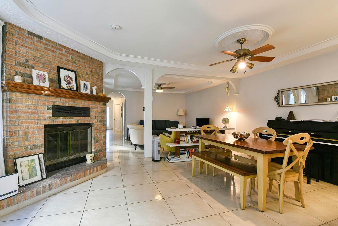 Interior - 7294 - 7298 Av. Christophe-Colomb, Montréal (Villeray/Saint-Michel/Parc-Extension), QC - Indoor Photo Showing Other Room With Fireplace