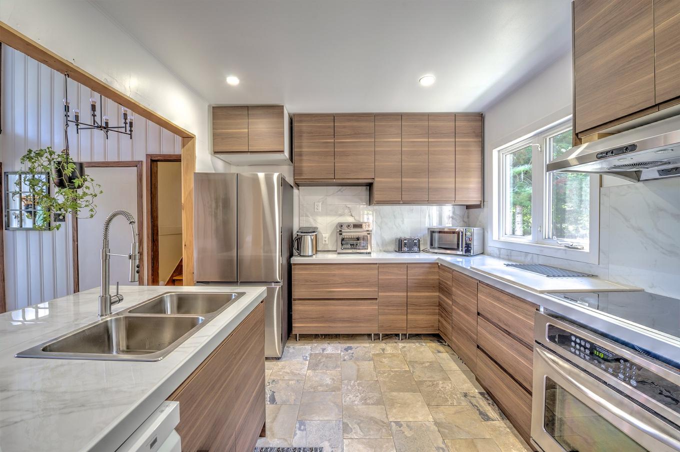 Kitchen - 5944 Rue Morin, Val-Morin, QC - Indoor Photo Showing Kitchen With Double Sink