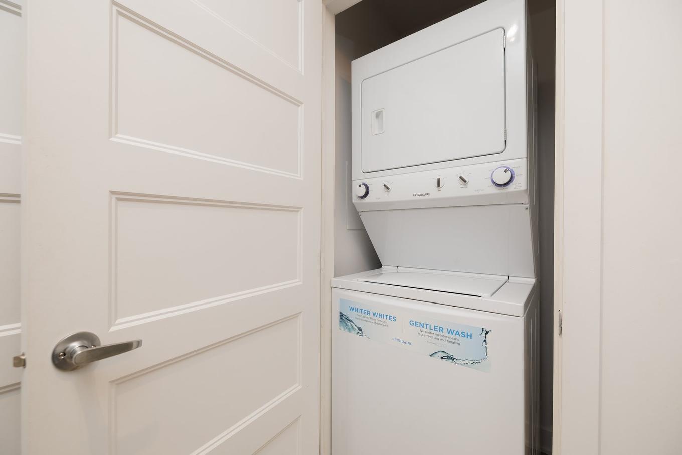 Salle de lavage - 102-3300 Boul. Cavendish, Montréal (Côte-Des-Neiges/Notre-Dame-De-Grâce), QC - Indoor Photo Showing Laundry Room