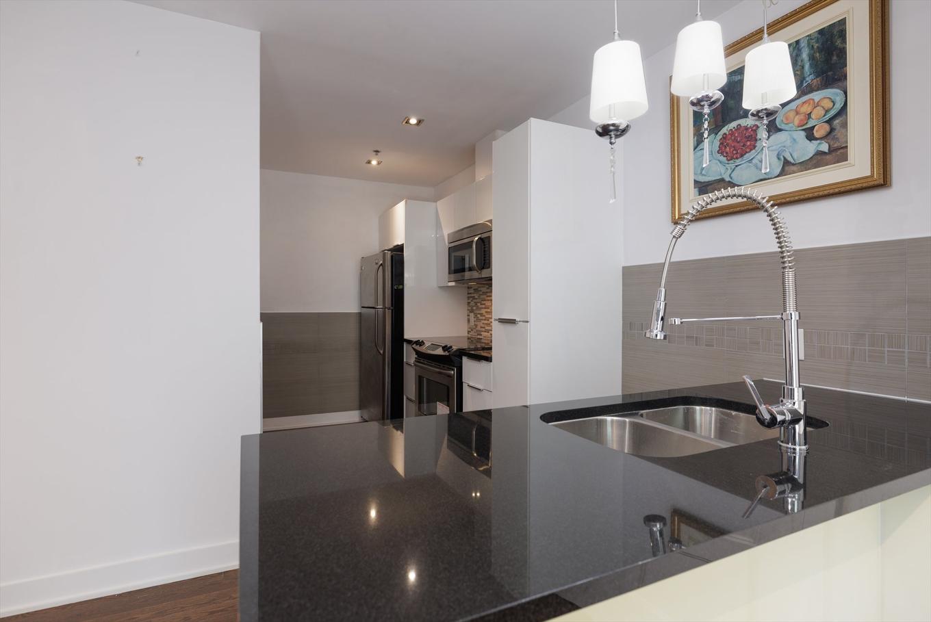 Cuisine - 102-3300 Boul. Cavendish, Montréal (Côte-Des-Neiges/Notre-Dame-De-Grâce), QC - Indoor Photo Showing Kitchen With Double Sink