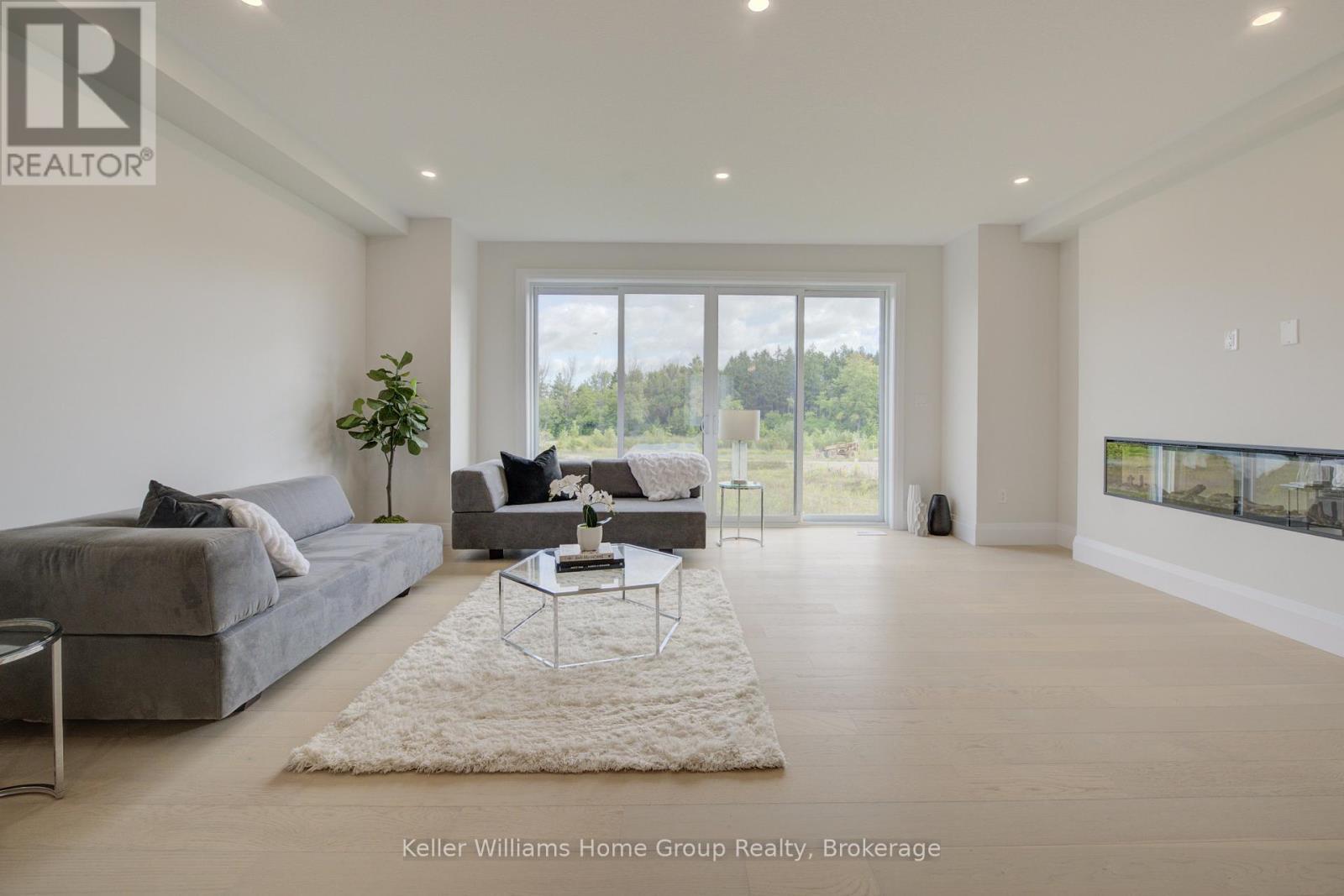 31 Nicholas Way, Guelph (Victoria North), ON - Indoor Photo Showing Living Room With Fireplace