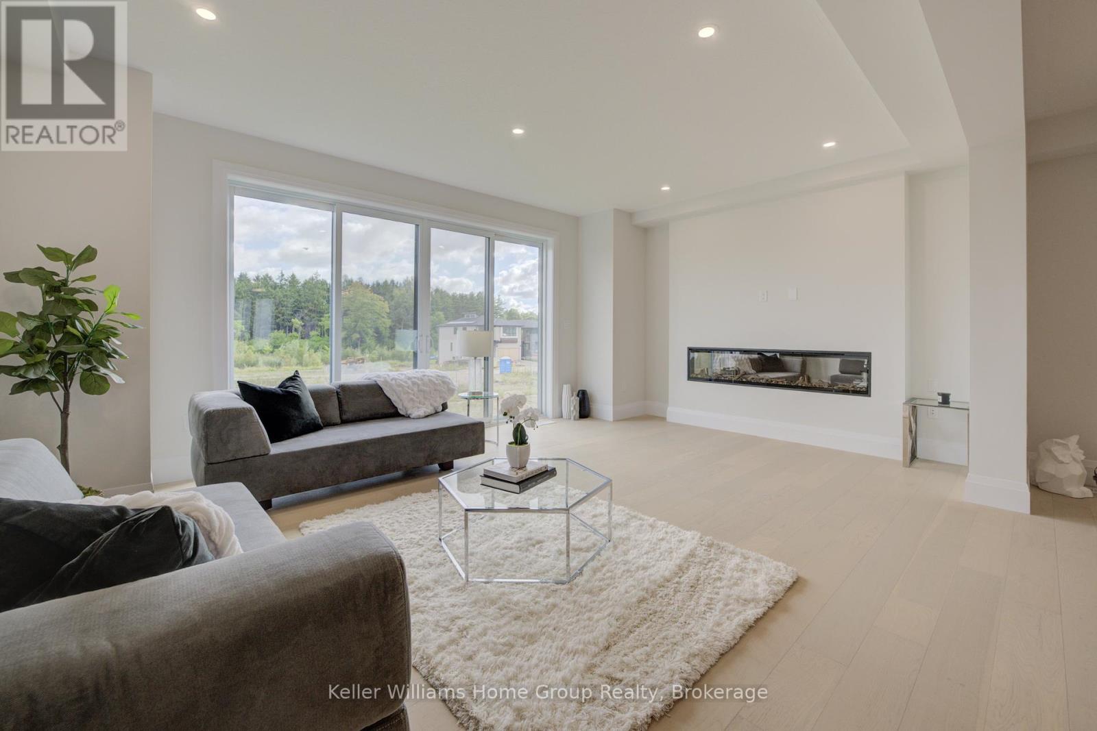 31 Nicholas Way, Guelph (Victoria North), ON - Indoor Photo Showing Living Room With Fireplace