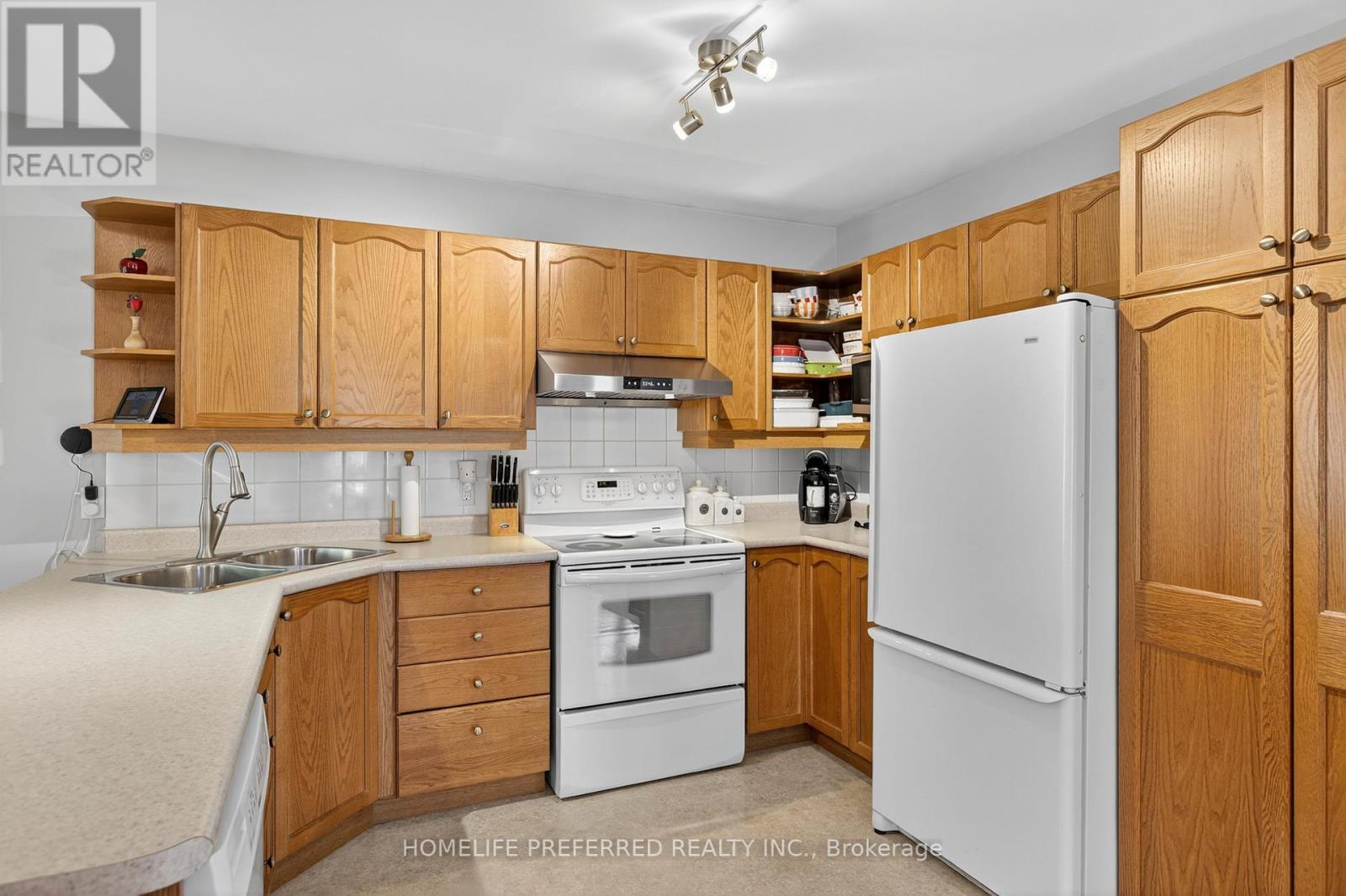 955 Ralphson Crescent, Peterborough (Otonabee Ward 1), ON - Indoor Photo Showing Kitchen With Double Sink