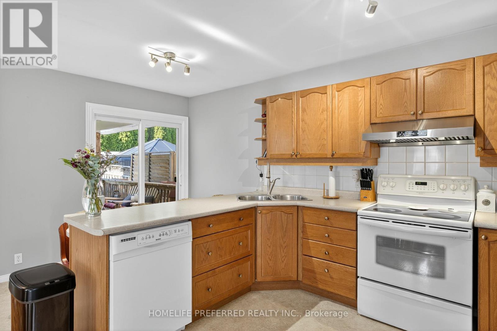 955 Ralphson Crescent, Peterborough (Otonabee Ward 1), ON - Indoor Photo Showing Kitchen With Double Sink