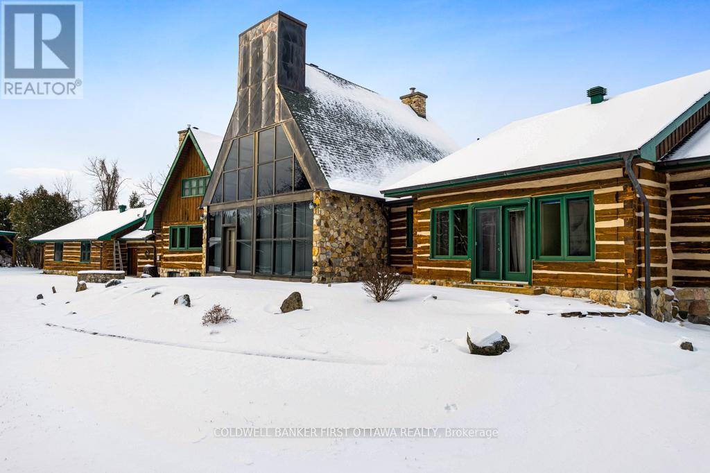 Solarium doors open to patio for summer lounging - 2499 Bathurst Concession 2 Road, Tay Valley, ON - Outdoor