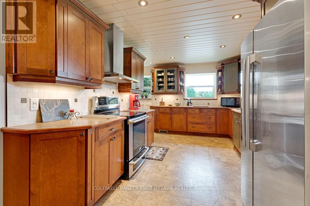 Cherry cabinetry - 2499 Bathurst Concession 2 Road, Tay Valley, ON - Indoor Photo Showing Kitchen